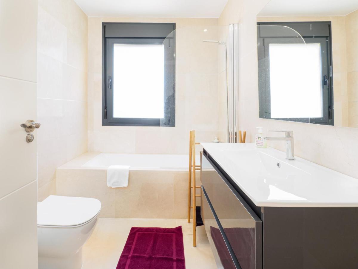 2306 - Brand New Apt, Walking Distance To Beach! Casares Buitenkant foto